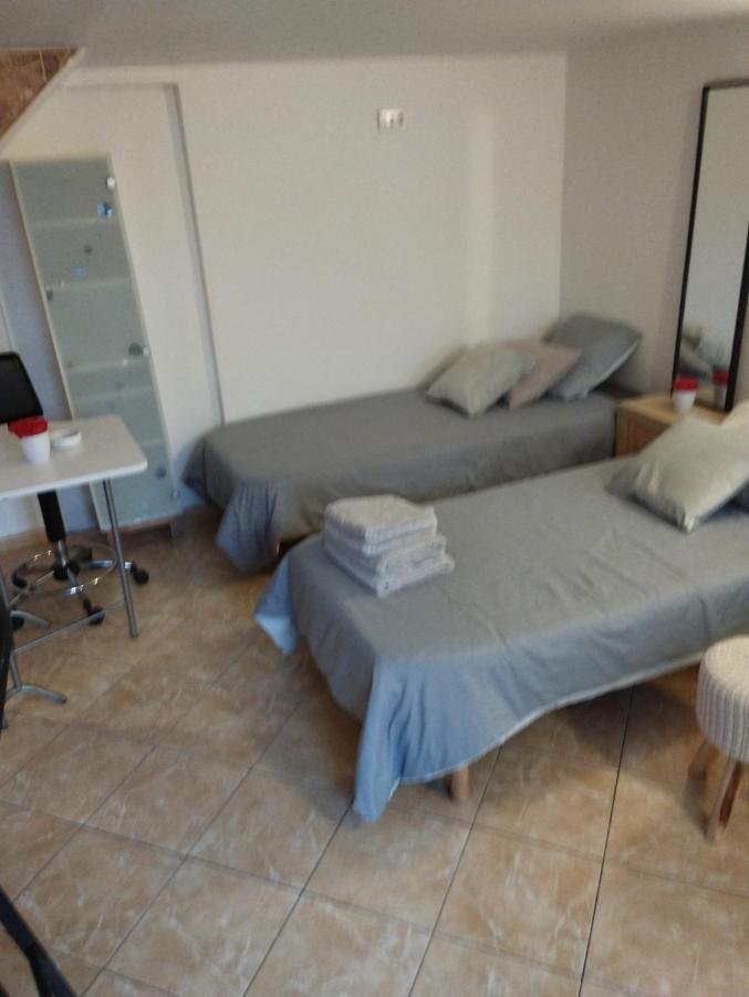 Studio Meuble Avec Piscine Partagee La Ferté-Gaucher Buitenkant foto
